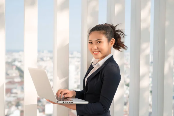 Joven Mujer Negocios Atractiva Usando Ordenador Portátil Pie Oficina Moderna — Foto de Stock