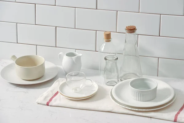 Кухонные Полки Полные Различных Посуды Изолированы Белом Фоне — стоковое фото