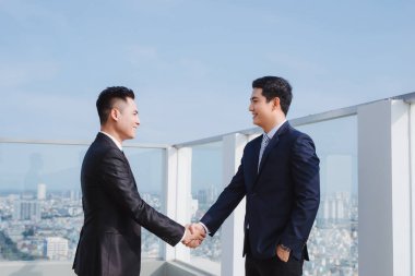 El sıkışan iki yakışıklı iş adamları