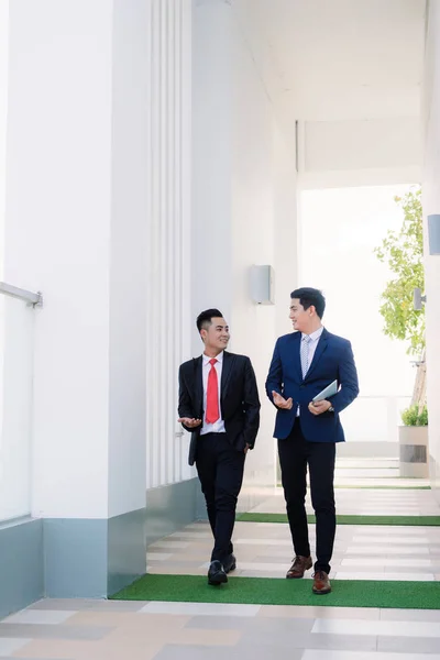 Dos Compañeros Trabajo Vietnamitas Hablando Sonriendo — Foto de Stock