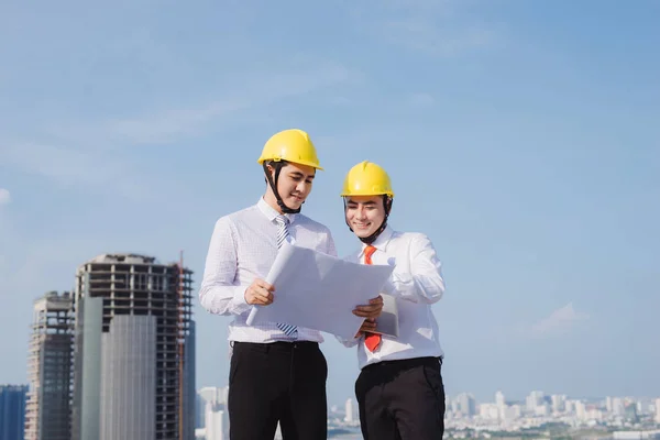 Deux Ingénieurs Masculins Regardant Plan Sur Chantier Construction — Photo