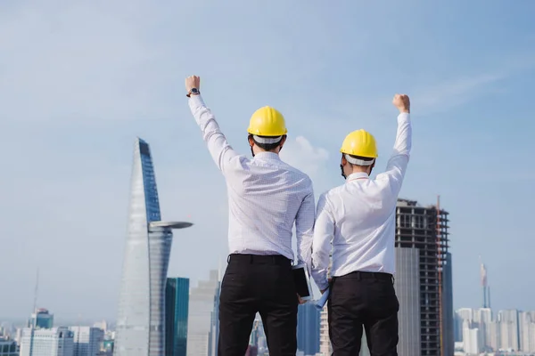 Deux Ingénieurs Debout Les Mains Air Sur Chantier — Photo