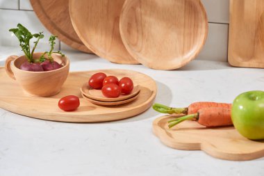 Mutfak eşyaları taze sebze ve meyve masanın üzerinde. Mutfak natürmort.