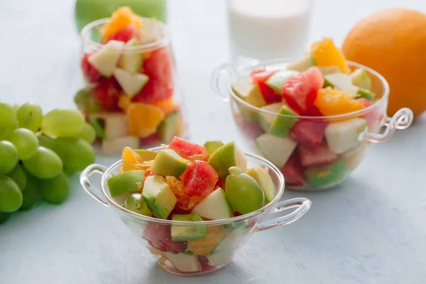 Stücke Tropischer Früchte Einem Glas Orangenscheiben Apfel Wassermelonenscheiben Glasschüssel Zitrusfrüchte — Stockfoto