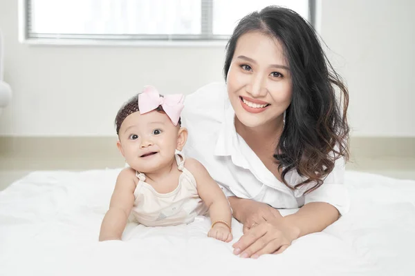 Jovem Mulher Menina Divertindo Chão — Fotografia de Stock