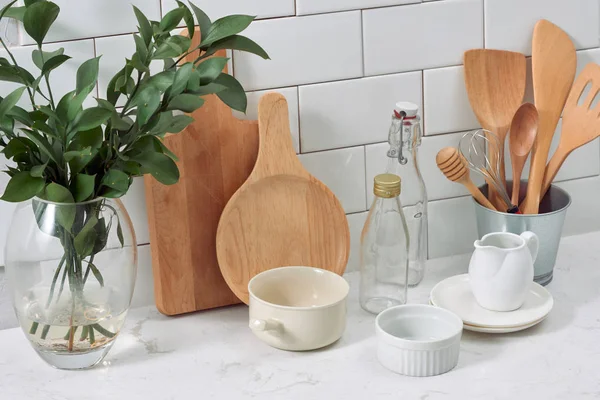 Utensílios Cozinha Rústica Simples Contra Parede Madeira Branca Panela Cerâmica — Fotografia de Stock