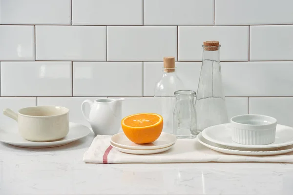 Oranje Een Schotel Tafel Keuken — Stockfoto