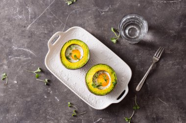 avokado ile koyu arka plan üzerinde yumurta pişirdi. beceremedim. seçici odak