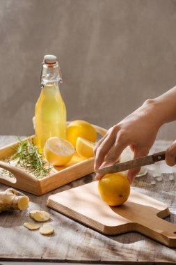 Limon, zencefil, biberiye ve rustik ahşap masa, kopya alanı buza ferahlatıcı yaz içeceği