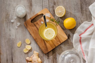 Narenciye limonata yenileniyor, içki yaz. Ahşap arka plan üzerinde taze limon limonata