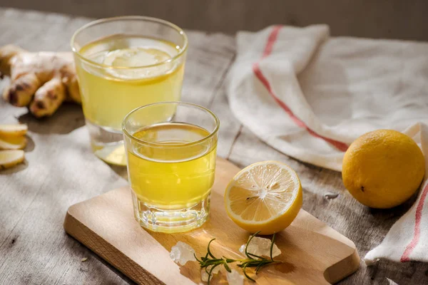 Освежающий Летний Напиток Лимоном Имбирем Розмарином Льдом Деревенском Деревянном Столе — стоковое фото