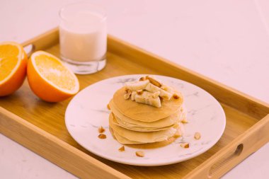 Çikolata, bal, fındık ve plaka taş zemin üzerine muz dilimleri ile lezzetli gözleme yığını