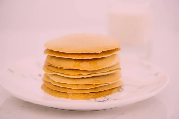 Stapel Von Leckeren Pfannkuchen Auf Teller Isoliert Auf Weiß — Stockfoto