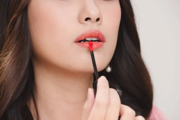 Beautiful Woman Applying Lipstick Studio Shoot — Stock Photo, Image