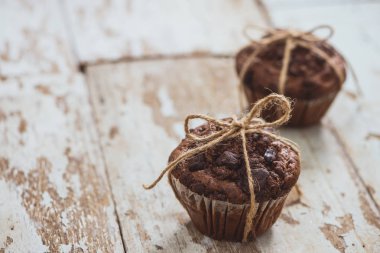 Dellicious ev yapımı çikolatalı muffin masada. Yemeye hazır.