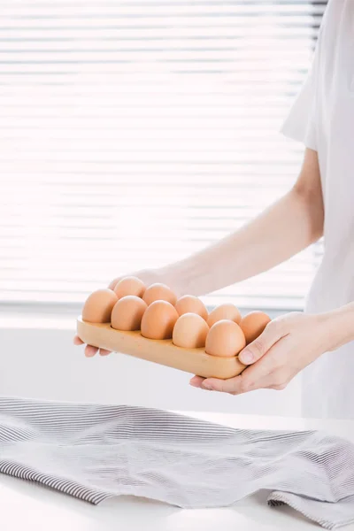 Жіночі Руки Тримають Курячі Яйця — стокове фото