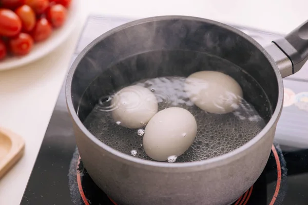 Три Яйца Кипят Кастрюле Водой — стоковое фото