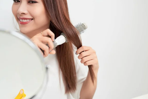 Jonge Aziatische Vrouw Spiegel Kijken Haar Lange Haren Borstelen — Stockfoto