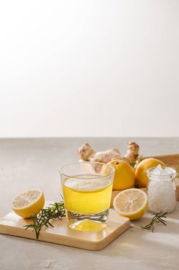 Ale veya Kombucha şişe - ev yapımı limon zencefil ve organik probiyotik içki, kopya alanı zencefil.