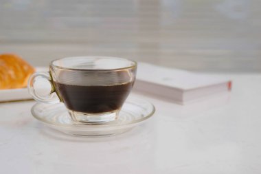 Kalem ve defter laptop ile. İlham an, çalışma alanı veya kahve arası sabah / seçici odak