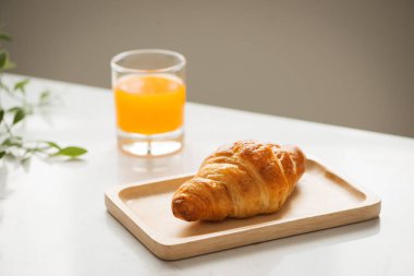 Sabah kahvaltı kruvasan ve meyve suyu ile