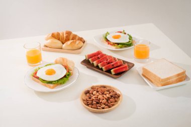 Lezzetli taze ev yapımı kahvaltı masasında