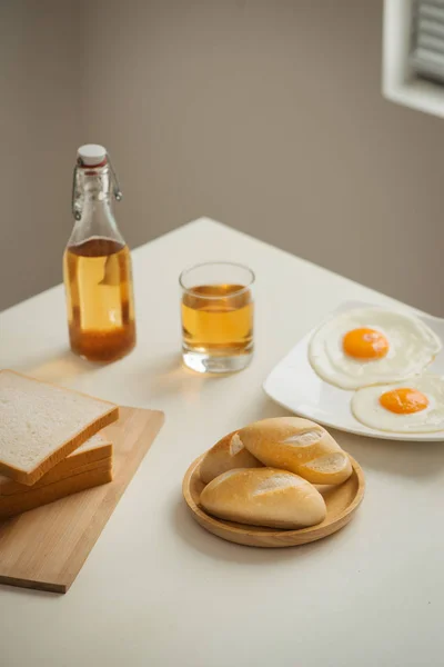 Café Manhã Com Chá Torradas Ovos Fritos Pão Mesa — Fotografia de Stock