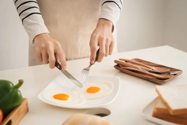 Las Manos Del Hombre Preparan Desayuno Con Huevos Pan —  Fotos de Stock