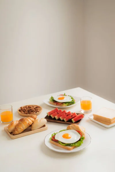 Νόστιμο Φρέσκο Σπιτικό Πρωινό Στο Τραπέζι — Φωτογραφία Αρχείου