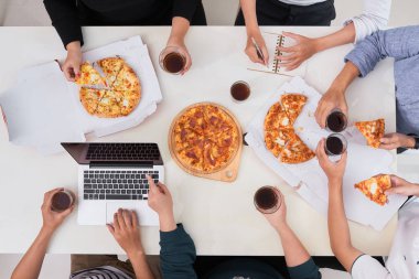 Ofis personeli pizza yemek ve iş ofiste kahveni iç. Onlar kendi çalışmalarında mola verebilir. Onlar dinlenme.