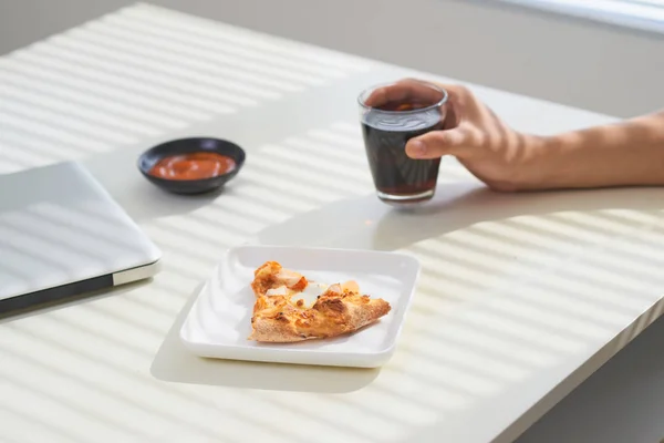 Plak Van Pizza Witte Plaat Houten Tafel Met Vrouwelijke Handen — Stockfoto