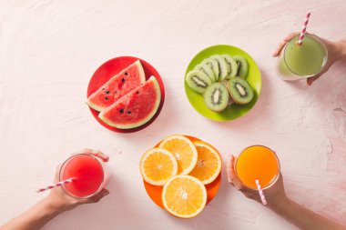 Meyve ve sebze suyu cam ürün yelpazesine. Taze organik maddeler, sağlık veya detoks diyet yiyecek konsepti