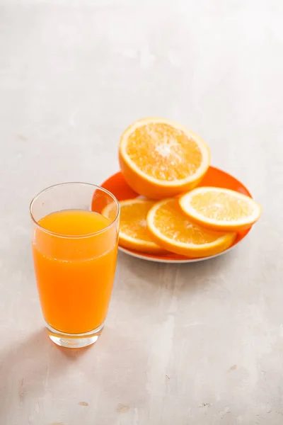 오렌지 주스를 제거하여 마시고 건강을 유지하는 — 스톡 사진