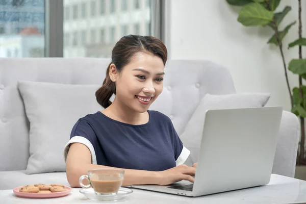 Beautiful Asian Woman Using Laptop Computer — Stock Photo, Image