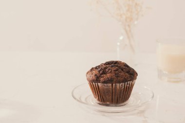 Dellicious ev yapımı çikolatalı muffin masada. Yemeye hazır.