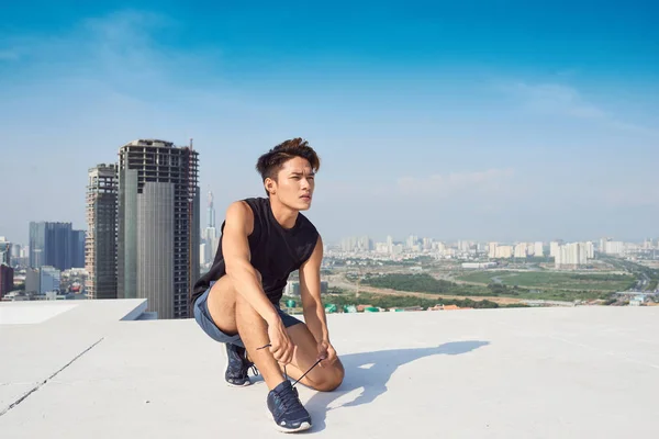 Jovem Asiático Homem Gravata Esporte Atacadores Antes Correr Livre — Fotografia de Stock