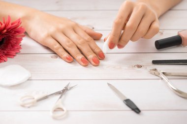 Çıplak manikür pamuklu çubuğa holding ile eller
