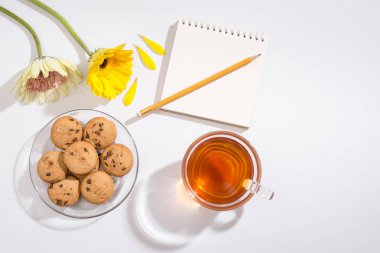 notebook klavye, eskiz defteri, günlük, beyaz zemin üzerine kahve ile çalışma alanı. Düz yatıyordu, en iyi görünümü office tablo Resepsiyon.