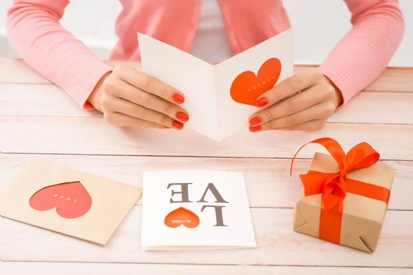 Manos Femeninas Sosteniendo Carta Amor Del Día San Valentín Sobre — Foto de Stock