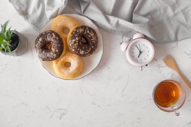 Klasik çörek. Sabah kahvaltı masasında evde oturma odasında.