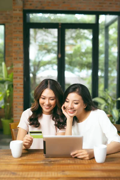 Feliz Relajado Jóvenes Amigas Haciendo Compras Línea Través Ordenador Portátil —  Fotos de Stock