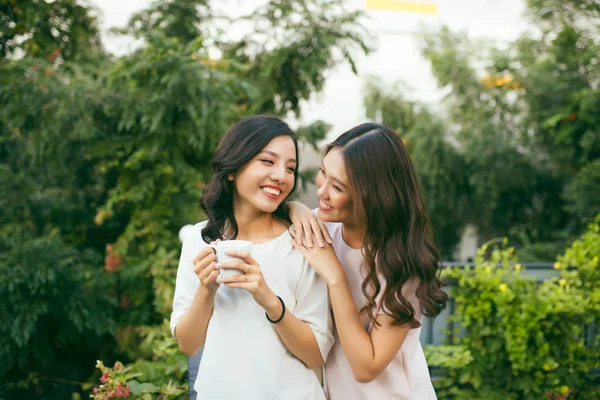 Two Women Relaxing Rooftop Garden Drinking Coffee — Stock Photo, Image