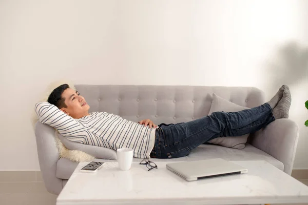 Asiático Cara Sonhando Acordado Descansar Casa Homem Asiático Relaxado Dormir — Fotografia de Stock