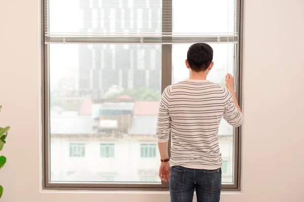 Jeune Homme Debout Près Fenêtre Dans Chambre Hôtel — Photo
