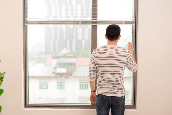 Joven Parado Cerca Ventana Habitación Del Hotel — Foto de Stock