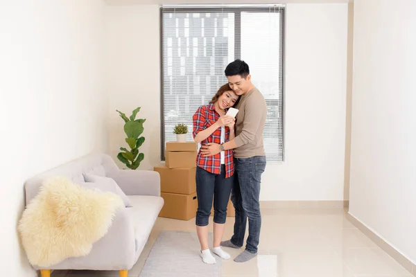 Jovem Casal Mudando Para Novo Apartamento Juntos Realocação — Fotografia de Stock