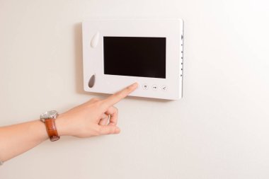 Erkek el açılış kapı interkom sistemi video kapı telefonu kullanarak daire.