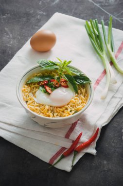 Yumurta ve sebze koymak anlık erişte çorbası