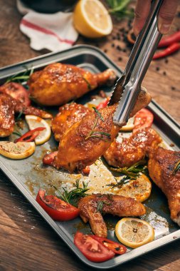 Biber ve biberiye ile baharatlı ızgara tavuk göğsü