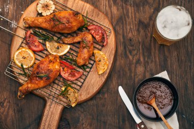 Sıcak ve baharatlı tavuk baget ve kanatlar closeup bira ile